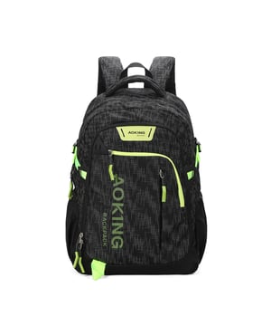 Mochila unisex. El cierre es con cremallera. Los bolsillos internos son bolsillos multifuncionales. Hay tres bolsillos externos con cremallera y dos laterales abiertos. Falta la correa para el hombro. El asa es de tela. Hay un compartimento interno. El material exterior es poliéster. Internamente está forrado en poliéster. Medidas: 49x33x19 cm. Producto de moda