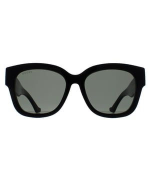Gucci Butterfly Womens Black Grey GG1550SK zonnebrillen stralen verfijning uit door middel van een gedurfd en gedurfd montuur, geaccentueerd door het iconische in elkaar grijpende G-motief op de slapen, een symbool van tijdloze elegantie. Deze zonnebril is zorgvuldig gemaakt van eersteklas materialen en biedt een harmonieuze mix van duurzaamheid en stijl, voor een comfortabele en weelderige ervaring bij elke draagbeurt. Of het nu gaat om het omarmen van het stedelijke landschap of het toevoegen van een vleugje haute couture aan ontspannen momenten, de Gucci zonnebril is het ultieme accessoire voor trendsetters die op zoek zijn naar een prachtige mix van fashion-forward design en exquise kwaliteit.