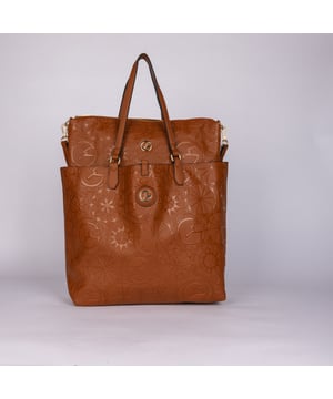 Nuestro bolso tote es un clásico atemporal, revisitado con un toque moderno. Su forma ancha y sus cómodas asas lo hacen perfecto para cualquier ocasión, desde la oficina hasta para ir de compras. El logotipo dorado y el estampado geométrico añaden un toque de elegancia, mientras que el espacioso interior te permite organizar tus pertenencias.
Dimensiones: Ancho 33,5 x Alto 13,5 x Fondo 32 cm