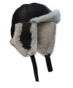 El gorro de aviador B-55, fabricado a mano y fabricado con pieles sostenibles, es perfecto para mantener la cabeza abrigada y abrigada cuando las estaciones frías y las temperaturas caen en picado. Te garantizamos que te mantendrá abrigado. 100 % piel de oveja: el interior y el exterior son de una sola pieza; no están laminados. El exterior tiene un acabado de cuero aplicado. Como se trata de piel de oveja auténtica, varían en estructura y tono; esto se considera una característica y no un defecto. El gorro de aviador de color jengibre se puede mezclar y combinar con otros accesorios de piel de oveja de nuestra gama. Nos enorgullecemos de nuestra gama de productos de piel de oveja de alta calidad, seleccionando solo pieles de la más alta calidad. Todos nuestros gorros de piel de oveja están hechos a mano y cosidos con cuidado para garantizar que te mantengan abrigado durante muchos años.