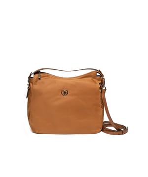 Bolso U.S. Polo Assn. Bolso de hombro: Elegancia atemporal

Disfruta de la elegancia atemporal de esta bandolera U.S. Polo Assn. Fabricada en nailon resistente y ligero, presenta un diseño icónico y refinado. La correa ajustable te permite llevarlo cómodamente al hombro o cruzado, mientras que el logotipo metálico dorado de U.S. Polo Assn. añade un toque distintivo. Perfecta para completar tus conjuntos, tanto de día como de noche.

Dimensiones: 34 x 8,5 x 37 cm