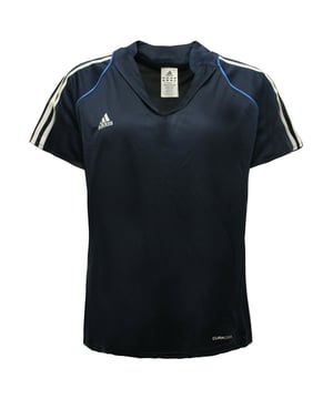 Perfecte mix van atletische prestaties en stijl voor vrouwen die graag actief blijven. Deze tee top is ontworpen om te voldoen aan de behoeften van hockeyspelers en fitnessenthousiastelingen, terwijl het de kenmerkende sportieve esthetiek van Adidas laat zien.

De Adidas Fitness Hockey Women's Tee Top wordt geleverd in een strakke marineblauwe kleur met contrasterende witte 3 strepen, die een sportief tintje aan het ontwerp geven. De kleurencombinatie straalt zelfvertrouwen en moderniteit uit, waardoor het een stijlvolle keuze is voor workouts en dagelijks gebruik.

Deze top is gemaakt van hoogwaardige materialen en biedt superieur comfort en duurzaamheid. De stof is lichtgewicht, ademend en vochtafvoerend, zodat je koel en droog blijft tijdens intensieve trainingen of wedstrijden op het hockeyveld.

Het T-shirt heeft een ronde hals en korte mouwen, voor een klassieke en veelzijdige look die geschikt is voor verschillende atletische activiteiten. De normale pasvorm zorgt voor een flatterend silhouet dat bewegingsvrijheid biedt, zodat je optimaal kunt presteren tijdens je trainingen of wedstrijden.

De 3 strepen op de mouwen zijn een kenmerk van het sportkledingerfgoed van Adidas en geven het T-shirt een vleugje authenticiteit en sportieve flair.

Met zijn sportspecifieke ontwerp is de Adidas Fitness Hockey Women's Tee Top (Model: X13848 A41A) ideaal voor hockeysters of elke vrouw die van een actieve levensstijl houdt. Of je nu op het hockeyveld staat, naar de sportschool gaat of gewoon boodschappen doet, dit T-shirt combineert prestaties en stijl naadloos.

Omarm de geest van atletiek en laat je liefde voor het merk Adidas zien met dit T-shirt dat is ontworpen voor actieve vrouwen die zowel comfort als mode zoeken in hun trainingskleding.