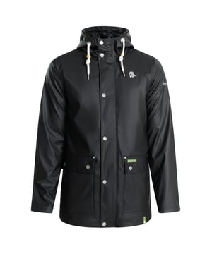 Met deze Schmuddelwedda regenjas zie je er ook bij oncomfortabel weer goed uit. Gemaakt van modern, duurzaam gerecycled polyester, je kunt vertrouwen op het gecoate waterdichte en winddichte materiaal. Hiervoor zorgen ook de verborgen ritssluiting, de verstelbare capuchon met opstaande kraag en de gesealde naden. Het ontwerp wordt aangevuld door de XL opgestikte zakken, een binnenzak en de typische matrozenprint op de borst.  Regenjas