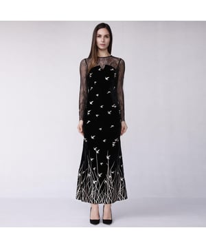 Hochwertiges Abendkleid aus Samt, veredelt mit goldener Stickerei mit narrativem Muster. Schultern und Arme sind mit zarter Spitze besetzt. Ein raffinierter Blickfang, ideal für einen eleganten Abend, eine Gala oder einen Cocktail.

Produkt-Details:
Form: Trapez
Länge: 139 cm; bis zu den Knöcheln
Lange Ärmel angepasst
Runder Halsausschnitt
Unsichtbarer Reißverschluss Mitte Rücken