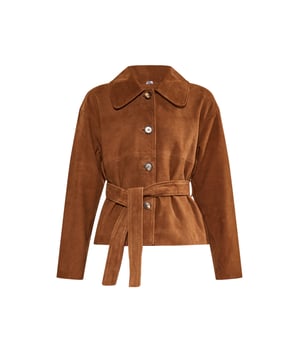Entdecken Sie eine einzigartige Kurzjacke, die Eleganz und Stil vereint. Dieses Modell mit klassischem Kragen und langen Ärmeln verfügt über einen Knopfverschluss und einen Kordelzug in der Taille für eine elegante Passform. Jacke mit Leistentaschen. Dieses vielseitige Modell aus luxuriösem Ziegenwildleder eignet sich perfekt für informelle Anlässe oder formelle Veranstaltungen.  Jacke