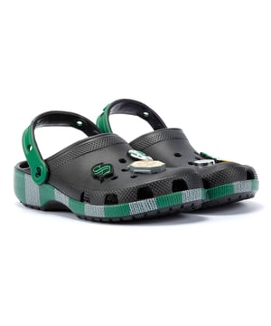Deze Classic Clogs zijn geïnspireerd op Harry Potter's Slytherin House sjaal in groen en grijs en zijn lichtgewicht, watervriendelijk en drijvend. Met ademende ventilatieopeningen en draaibare hielriempjes voor een goede pasvorm zijn ze perfect voor fans die op zoek zijn naar stijl en comfort. Aanpasbare exclusieve op Slytherin geïnspireerde Jibbitz™ bedels.
