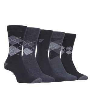 Pack de 5 calcetines Farah con dibujo clásico Un par de calcetines elegantes es esencial para completar cualquier conjunto formal. Estos calcetines de vestir Farah pueden hacer el truco con sus patrones clásicos y ajuste cómodo. Estos calcetines clásicos son ideales para cualquier situación con su mezcla de diseños y colores, siendo fáciles de combinar con cualquier atuendo que lleves. Estos calcetines están fabricados con un 47% de algodón, lo que los hace muy suaves y cómodos de llevar. El algodón también ayuda a regular la temperatura, asegurando que los pies estén frescos en verano y calientes en invierno. Estos calcetines también tienen una parte superior Gentle Grip que se amolda cuidadosamente al contorno natural de la pierna. Esta suave parte superior mantiene los calcetines en su sitio sin la constricción habitual de los puños normales, lo que los hace más cómodos durante largos periodos de uso. Estos calcetines están disponibles en las tallas 6-11 del Reino Unido y se venden en paquetes de 5 pares. Hay muchos modelos y colores disponibles. Detalles adicionales del producto - 5 pares - 6-11 UK - Marca Farah - Gentle Grip parte superior suave - Muchos estilos / colores - Algodón suave - Transpirable - 47% Algodón 45% Poliéster 7% Nylon 1% Elastano