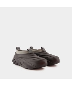 Colores: NEGRO - Medianoche. Material: termoplástico. Material de la suela: caucho. Forro: croslite. Cierre: fácil de poner. Forma de la punta: redonda. Cómo elegir la talla: talla grande - Talla: CROCS. Width: 11.1. Length: 29.5.
