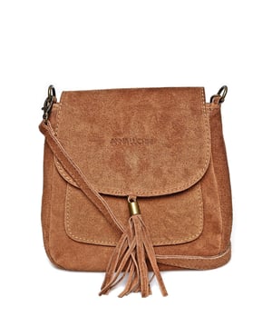 Bolso de Asa Superior  
100% cuero de vaca  
Cierre superior con cremallera  
Bolsillo frontal con cremallera  
Bolsillo interno con cremallera  
Dimensiones: 20.5 x 20.5 x 6 cm  
Asa: /  
Correa para el hombro: 120 cm ajustable  