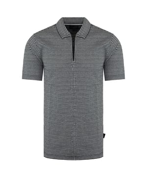 Material de calidad:  Ted Baker es conocido por utilizar materiales de alta calidad. El polo Preshon puede estar confeccionado con un tejido cómodo y transpirable, adecuado para ocasiones informales.

 Diseño a rayas:  Si la camisa se describe como azul marino/blanco, es probable que presente un diseño a rayas con rayas azul marino y blancas. Ted Baker suele incorporar estampados clásicos con un toque moderno.

 Diseño sofisticado:  Ted Baker es reconocida por sus diseños sofisticados y elegantes. El polo Preshon puede presentar un corte entallado y atención al detalle, lo que refleja el compromiso de la marca con una estética vanguardista.

 Marca sutil:  Ted Baker suele incorporar marcas sutiles. Busque logotipos, botones u otros elementos discretos de Ted Baker que contribuyan al diseño general sin ser demasiado llamativos.

 Versatilidad:  El polo Preshon podría ser lo suficientemente versátil como para combinarlo tanto con atuendos informales como ligeramente más elegantes. Esta adaptabilidad es una característica común de las prendas de Ted Baker.

 Ajuste cómodo:  La camisa debe tener un corte cómodo, que permita moverse con facilidad sin perder la elegancia.

 Variedad de tallas:  Ted Baker suele ofrecer sus prendas en una variedad de tallas para adaptarse a diferentes tipos de cuerpo.