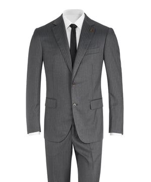 100% lana; traje de Pal Zileri;  Modelo: Q33CZ22K2--53537 08;  Mano de obra de alta calidad;  Lana suave;  cuello de solapa;  Dos bolsillos delanteros, un bolsillo en el pecho;  Cuatro bolsillos interiores;  Dos aberturas laterales;  Cierre de pantalón de traje: cremallera, botón;  Dos bolsillos laterales, dos bolsillos de ribete detrás;  hebillas de cinturon;  Detalles del logotipo de Pal Zileri