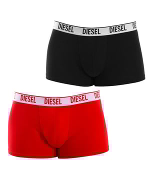 Pack-2 Calzoncillos Bóxers de la marca Diesel.
Cinturilla elástica con el nombre de la marca.
Tejido transpirable de algodón elástico.
Costuras vistas a tono.

 Composición: 95% Algodón, 5% Elastáno
 Cuidados:
Permite el lavado a máquina máximo a 30º.
No usar lejía.
No permite el uso de secadora.
Permite el uso de plancha a bajas temperaturas.
No lavar en seco.