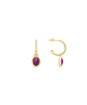 Pendientes Nyahau con Cristal Morado acabado en oro amarillo de 18K. Essential encarna la sencillez refinada, piezas atemporales con líneas suaves y el brillo adicional de las circonitas. Joyas básicas sin pretensiones que son perfectas para el uso diario, pero también pueden funcionar en ocasiones especiales.