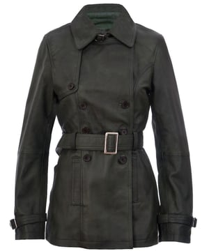 Treffen Sie zeitlose Eleganz mit unserem klassischen Trenchcoat. Dieses zweireihige Meisterwerk zeigt die ikonischen Merkmale, die den Trenchcoat-Stil ausmachen. Sein traditioneller Drei-Knopf-Verschluss führt zu einem gekerbten Kragen, der mit einer Schnalle gesichert werden kann und für zusätzliche Wärme an einen klassischen Hemdkragen erinnert. Die längere Länge der Jacke bietet zusätzlichen Schutz vor Kälte und macht sie zu einem vielseitigen Must-have für die Wintergarderobe. Wichtige Designelemente:  Hergestellt Aus 100 % hochwertigem, ultraweichem Nappaleder für unübertroffene Qualität und Komfort. Klassischer Trenchcoat-Stil mit zweireihigem Design und Knopfverschluss. Verstellbarer Bindegürtel und Riemen an der Bündchen sorgen für eine maßgeschneiderte Passform, die sich Ihrer Figur anpasst. Eingekerbter Kragen mit Schnalle für zusätzlichen Stil und Wärme. Zwei diskrete Handwärmtaschen an der Taille bieten praktischen Stauraum.  Dieser Trenchcoat kombiniert mühelos zeitlosen Stil mit Funktionalität und macht ihn zu einem Must-have für alle, die klassische Mode und Schutz vor den Elementen schätzen. Werten Sie Ihre Garderobe mit diesem ikonischen Stück auf.