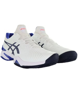 Die Asics Court FF 2 Clay Tennisschuhe für Damen in Weiß sind leistungsstarke Sportschuhe, die speziell für Tennisspielerinnen entwickelt wurden, die auf Sandplätzen spielen. Die sorgfältig verarbeiteten Schuhe bieten Stabilität, Halt und exzellenten Grip auf Sandplätzen. Hier sind die wichtigsten Merkmale dieser außergewöhnlichen weißen Tennisschuhe: Hochwertige Verarbeitung: Die hochwertigen Materialien bieten Langlebigkeit, Komfort und Halt. Das Obermaterial besteht typischerweise aus Synthetik und Mesh für Atmungsaktivität und sicheren Sitz. Komplett weißes Design: Die Schuhe präsentieren sich in einem klaren und klassischen Weiß und symbolisieren einen zeitlosen und sportlichen Look. Weiß ist eine beliebte Wahl für Tennisschuhe, da es die traditionelle Tenniskleidung perfekt ergänzt. Schnürverschluss: Die Schuhe verfügen über einen traditionellen Schnürverschluss, der einen sicheren und individuellen Sitz ermöglicht. So bleiben Ihre Füße beim Tennisspiel stabil. Gel-Dämpfungstechnologie: Die in die Sohle integrierte Gel-Dämpfungstechnologie von Asics sorgt für hervorragende Stoßdämpfung und Dämpfung. Diese Technologie trägt dazu bei, die Belastung Ihrer Gelenke bei schnellen Bewegungen auf dem Platz zu reduzieren. Sandplatz-Außensohle: Die Außensohle ist speziell für den Einsatz auf Sandplätzen konzipiert. Sie verfügt typischerweise über ein Fischgräten- oder multidirektionales Profilmuster, das hervorragenden Halt auf Sandplätzen bietet. Es verhindert zudem Rutschgefahr und sorgt für Stabilität bei seitlichen Bewegungen. Leichte Zwischensohle: Die Schuhe verfügen möglicherweise über eine leichte und reaktionsfreudige Zwischensohle, die den Komfort erhöht und schnelle Bewegungen auf dem Platz ermöglicht. Gepolsterter Schaft und Zunge: Die Schuhe verfügen oft über einen gepolsterten Schaft und eine gepolsterte Zunge für zusätzlichen Komfort und Knöchelunterstützung während des Spiels. Asics-Branding: Achten Sie auf das Asics-Logo und -Branding, das sich an den Seiten, der Zunge und der Ferse der Schuhe befinden kann und deren Echtheit und Qualität signalisiert. Atmungsaktives Design: Das Mesh-Obermaterial verbessert die Atmungsaktivität und sorgt dafür, dass Ihre Füße auch bei intensiven Tennisspielen kühl und komfortabel bleiben. Steigern Sie Ihr Tennisspiel mit den Asics Court FF 2 Clay Tennisschuhen für Damen in Weiß, die für Spitzenleistungen auf Sandplätzen entwickelt wurden. Ob beim Training oder im Wettkampf – diese Schuhe bieten den Halt, die Traktion und die Dämpfung, die Sie für herausragende Leistungen auf dem Tennisplatz benötigen. Ihr komplett weißes Design verleiht Ihrer Tenniskleidung einen Hauch von Eleganz und stellt gleichzeitig sicher, dass Sie über die technischen Vorteile verfügen, die Sie benötigen, um auf Sandplätzen Ihr bestes Spiel abzuliefern.