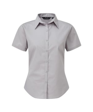 Zachte kraag styling. Afgeronde onderzijde. Uitgeruste styling met bustdarts en rugpijltjes. Easycare stof, korte mouwen. Geparelmoerde knoppen op lichtblauw en wit. Zelfkleurige knoppen op overige. Stof 65% Polyester, 35% Katoen. Gewicht 105 gsm.