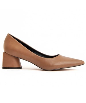 Zapato de tacón para mujer. Calce cómodo. Plantilla acolchada de piel natural. Fabricado por otras marcas para nuestra marca. Medidas aproximadas: 4 cm de tacón.