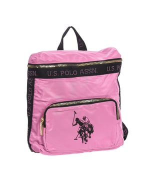 Rucksack der Marke U.S. POLO ASSN.
 Außen aus synthetischem Material.
 Verschluss mit Reißverschluss.
 Vorderseite außen: Eine Tasche mit Reißverschluss.
 Seitliche Außenseite: Eine Tasche mit Reißverschluss.
 Innenseite hinten: Eine offene Tasche.
 Verstellbare Griffe.
 Innenfutter mit Markenaufdruck.
 Markenlogo auf der Vorderseite.
 Nähte in Ton gehalten.
 Maße: 29x28x10cm
 Zusammenstellung: 50% Polyurethan, 50% Nylon
 Pflege:
Mit einem feuchten Tuch reinigen.