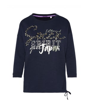 Het SOCCX katoenen sweatshirt voor dames heeft een zomerse stijl. Het model heeft een ronde hals, zijnaden die naar voren zijn verlegd en 3/4 mouwen. De zoom kan worden aangepast met een trekkoord. De highlight is een glinsterend paillettenlogo met Japanse print op de voorkant.