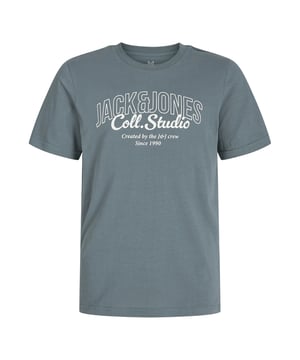 Het Jack & Jones junior T-shirt voor jongens is een echte must-have voor warme dagen. De klassieke ronde hals en het monochrome ontwerp maken het tot een veelzijdige allrounder die gemakkelijk gecombineerd kan worden.  Dankzij de hoogwaardige materialen is het zeer comfortabel om te dragen en blijft het zelfs na vele wasbeurten in goede vorm. De stijlvolle labelprint op de borst geeft het shirt een coole, merktypische look.  Ideaal voor school, vrije tijd of sport - dit T-shirt is altijd een goede keuze. Een eenvoudige maar moderne basic die bij elke outfit past. Comfort en stijl gecombineerd in één kledingstuk.