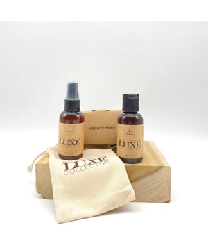 Kümmern Sie sich gut um Ihr LuxeCo-Produkt, dann wird es Ihnen lange dienen ... Vorbeugen ist besser als Heilen! Sprühen Sie es vor dem Tragen mit unserem Wildlederschutz ein, und wenn Sie es reinigen müssen, verwenden Sie unseren milden Wollreiniger mit etwas warmem Wasser auf der gesamten Fläche und trocknen Sie es fernab von der Hitze. Was ist drin: Schaffellschutz & Schaffellreiniger