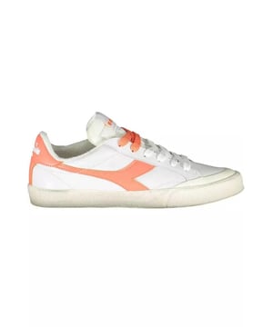 Zapatillas blancas de tela.
  Calzado deportivo con cordones.
  Segundo encaje en contraste.
  Detalles en contraste
-Logotipo.
  Disenado para mujeres.