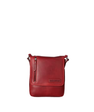 Bolso bandolera para hombre. El cierre es con botón magnético. Los bolsillos internos son uno con cremallera y otro abierto. Los bolsillos externos son uno frontal con cremallera y otro trasero con cremallera. La bandolera es ajustable en piel. Falta el mango. Hay un compartimento interno. El material exterior es auténtica piel de vacuno. Internamente está forrado en poliéster. Medidas: 20x22x6 cm. Producto de moda