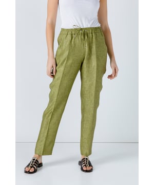 Pantalón cónico de verano en tejido de lino verde efecto mélange. Cintura elástica de 4 cm con cordón del mismo tejido. Topes metálicos al final de los lazos. 2 bolsillos laterales. 4 cm de tejido adicional en el bajo para alargar el pantalón. Nuestra modelo mide 176 cm y lleva la talla 36/S. Medidas de la talla 38 (en cm): Cintura-30; Bajo-49; Largo del cuerpo-101/74.100%LINO