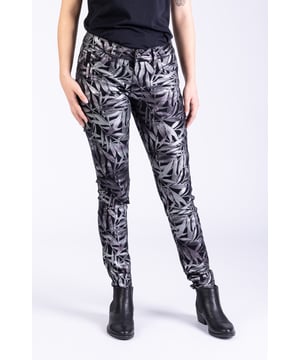 Die Laura 11373Y kommt mit einem tollen Botanical-Print in Slim-Fit-Form