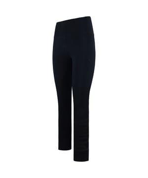 Die schwarzen Puma Drycell Swagger Leggings für Damen sind der Inbegriff moderner Activewear. Sie vereinen topaktuellen Style und innovative Technologie zu einer funktionellen und zugleich modischen Leggings. Ob im Fitnessstudio, beim Joggen oder einfach beim Erledigen von Besorgungen – diese Leggings bieten einen eleganten und vielseitigen Look, in dem Sie sich wohl und selbstbewusst fühlen. Hauptmerkmale: DryCELL-Technologie: Diese Leggings sind mit der DryCELL-Technologie von Puma ausgestattet, die Feuchtigkeit von der Haut ableitet und Sie auch bei intensiven Trainingseinheiten trocken und komfortabel hält. Stylisches Design: Mit ihrer eleganten schwarzen Farbe und dem dezenten, aber auffälligen „Swagger“-Design sind diese Leggings ein modisches Statement, das Ihrer Activewear-Garderobe das gewisse Etwas verleiht. Hohe Taille: Das Design mit hoher Taille bietet hervorragenden Halt und Schutz und sorgt für einen bequemen und sicheren Sitz, der während des Trainings an Ort und Stelle bleibt. Elastischer Bund: Der elastische Bund sorgt für eine bequeme und verstellbare Passform, sodass Sie den perfekten Tragekomfort für Ihren Körper finden. Stretchmaterial: Die Leggings sind aus dehnbarem und flexiblem Material gefertigt, das volle Bewegungsfreiheit beim Training ermöglicht. Flatlock-Nähte: Flatlock-Nähte bieten zusätzlichen Komfort und reduzieren das Risiko von Scheuerstellen, sodass diese Leggings auch für lange Trainingseinheiten geeignet sind. Puma-Branding: Das Puma-Logo ist dezent auf dem Bein platziert und verleiht Ihrer Sportbekleidung einen Hauch von Authentizität und Stil. Die schwarzen Puma Drycell Swagger Leggings für Damen sind eine Fusion aus Mode und Funktionalität. Sie ermöglichen es Ihnen, Ihr Selbstvertrauen und Ihren Stil auszudrücken und gleichzeitig beim Training Höchstleistungen zu erbringen. Diese Leggings sind perfekt für Frauen, die bequem und trendig bleiben und gleichzeitig aktiv bleiben möchten, egal bei welcher Aktivität. Vereinen Sie Mode und Funktionalität in diesen vielseitigen schwarzen Leggings.