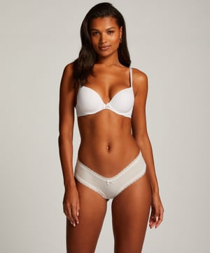 Wij zijn dol op goede basics! Door het mooie kant sluit deze brazilian prachtig aan op het lichaam. Deze slip combineer je bij veel items, dus mag niet ontbreken in je collectie! Deze super comfortabele essential heeft een nieuw en verbeterde look en feel, hij is zacht en rekbaar. Met een prachtig bloemenpatroon van kant wat deze stijl extra fashionable maakt. Je nieuwe favorite basic item!