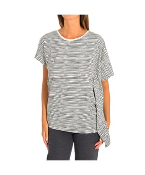 Camiseta deportiva manga corta Zumba. 
Color Blanco-rayas
El tejido suave y elástico proporciona un ajuste cómodo y favorecedor.
Cuello redondo. 
Manga murciélago.
Gráfico en la espalda con motivo de la marca.
Costuras vistas a tono.

Composición:  50% Algodón, 50% Modal.

-Utilizar lavadora a temperatura máxima 30º .
-Utilizar secadora.
-No utiliza Lejía.
-Plancha  a temperatura máxima 110º.