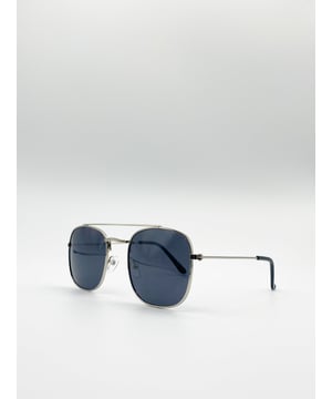 Aviator Sunglasses In Silver

Frame Colour: Silver

Lens Colour: Smoke Mono
Frame Material: Metal
One Size
FDA Approved
UV 400 PROTECTION IN ACCORDANCE WITH 89/686/EEC BS EN ISO 123-1:2013
SKU: SG80677184