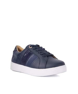 Designed with a high-shine finish, sporty silhouette and flatform sole, Eilans is a lace-up trainer you'll want to wear every day. Finished with our signature branding on the heel and padded cuffs for extra comfort, this statement round-toed style pairs perfectly with daytime outfits.