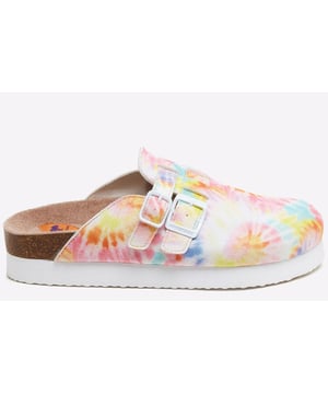Deze gesloten teen slip-on met gespen van Rocket Dog biedt comfort en een flinke dosis casual cool, terwijl het madeliefjespatroon het een must-have uitstraling geeft. - Textielen bovenkant - Dubbele verstelbare gespen voor een persoonlijke pasvorm - Zachte verhoogde platformzool voor een subtiele lift - Duurzame buitenzool - Rocket Dog branding