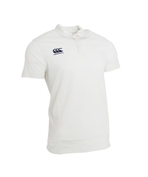 Herren-Cricket-Shirt. Wicking Finish. Kurze Ärmel. Selbsttragender Kragen. Geklebter Hals. Drei-Knopf-Klappe. Kontrastfarbene Einsätze unter den Armen und an den Körperseiten. Gebogener, nach hinten fallender Saum. Zwillingsnadel-Nähte. Branding auf der rechten Brust. 130 g/m². Material: 100% Polyester.