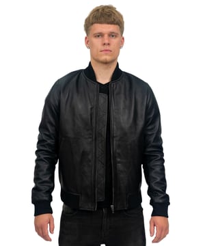 Geïnspireerd door de MA-1-stijl uit de jaren 50, is dit jack een iconisch basisstuk van causale outfits en is het in de loop van de tijd alleen maar populairder geworden. Dit hoogwaardige stuk is gemaakt van ons premium volnerf nappaleer en heeft elastische zomen en manchetten voor extra comfort en een taps toelopend uiterlijk. Het jack is minimalistisch gehouden met toevoegingen aan de voorkant die beperkt zijn tot twee subtiele taillezakken voor die strakke bomberlook. We raden aan om dit te combineren met een jeans voor een tijdloze outfit die ongetwijfeld zijn reputatie heeft verdiend als favoriet voor elke man die zijn uiterlijk naar een hoger niveau wil tillen. • 100% premium ultrazacht nappaleer • Elastische zomen en manchetten voor extra comfort • Klassieke YKK-rits aan de voorkant van de jas • Functies in de kleuren zwart, lichtbruin en bruin • Inclusief zakken geïntegreerd in de voering van de jas en twee buitenzakken in de taille