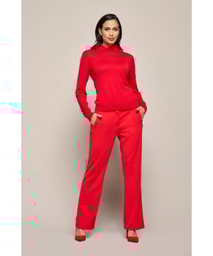 FASHION STATEMENT: De felrode Bibi broek uit Mart Vissers nieuwste collectie is een absolute must-have voor een fashion statement het hele jaar door! Deze rode pantalon heeft een aansluitende pasvorm met recht vallende pijpen en is voorzien van paspelzakken en een bijpassende losse strikceintuur in de taille. In deze stijlvolle broek zul je zeker stralen! Naast de opvallende kleur, biedt de broek een comfortabele fit dankzij het super-stretch materiaal. Stijl en comfort gaan hand in hand. Combineer de rode broek met een rode blazer en rode top voor een ton-sur-ton look of houd het eenvoudig met een mooie bijpassende blouse. Let vooral op de unieke designelementen, zoals de ingestreken vouwen.
