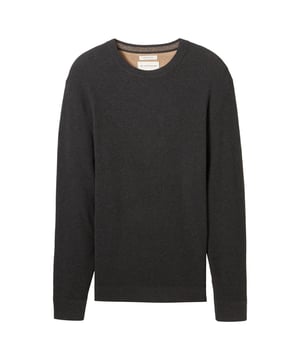 Deze gebreide trui voor heren van Tom Tailor maakt indruk met zijn klassieke stijl en hoge draagcomfort. Het model is regular fit, wat een comfortabele en casual pasvorm garandeert. De ronde halslijn geeft de trui een eenvoudige elegantie die op verschillende manieren gecombineerd kan worden. Met een shirt of T-shirt eronder past deze trui bij veel verschillende outfits en gelegenheden. De fijn geribde boorden aan de mouwen en zoom zijn bijzonder opvallend, omdat ze niet alleen visueel aantrekkelijk zijn, maar ook zorgen voor een perfecte pasvorm. De lange mouwen en het hoogwaardige materiaal maken hem ideaal voor koelere dagen, want hij houdt je niet alleen warm, maar voelt ook comfortabel aan tegen de huid. De trui is gemaakt van hoogwaardige materialen die staan voor duurzaamheid en vormvastheid. Zelfs na meerdere wasbeurten blijft het materiaal zacht en biedt het het gebruikelijke comfort. Deze gebreide trui is een veelzijdige basic die je zowel in je vrije tijd als voor elegantere gelegenheden kunt dragen. De combinatie van tijdloos design en eersteklas afwerking maakt het een essentieel kledingstuk in elke herengarderobe.