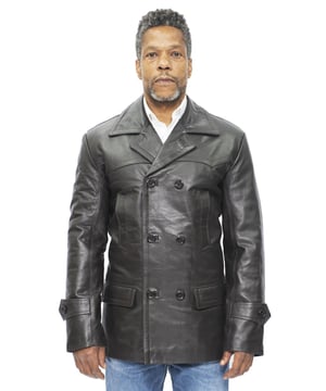 Gemaakt door de Nederlanders en gepopulariseerd door de Britse marine, is de peacoat een klassiek, veelzijdig jack dat nu is uitgegroeid tot een steunpilaar in de moderne herenmode. De gladde afwerking van deze jas wordt bereikt met behulp van ons ultrazachte premium nappaleer en wordt geaccentueerd met inzetstukken op het bovenste juk van de jas. In de taille bevinden zich twee schuine handwarmers en twee klepzakken in het midden van de jas, met extra opbergvakken in de voering van de jas. Brede revers en een verstelbare taille met knopen ronden dit jack af, dat we aanbieden in verschillende kleuren, zodat er voor ieder wat wils is. • 100% premium ultrazacht nappaleer • Twee handwarmers en vier zakken zijn te vinden aan de binnenkant en buitenkant• Double-breasted met brede revers, zoals typisch is voor peacoats• Voorzien van knoopsluitingen in de taille en manchetten