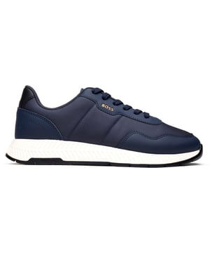 Las zapatillas de running Titanium Runn de BOSS son unas zapatillas clásicas con un toque urbano. Están confeccionadas con materiales de calidad y diseñadas para destacarse, con una parte superior elegante de color azul, un logotipo en relieve, una plantilla acolchada y una suela exterior blanca de estilo running. Estas zapatillas de diseño te mantendrán a la vanguardia de la carrera.
