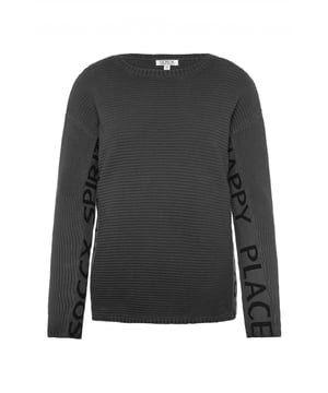 Deze gebreide trui met ronde hals voor dames is de perfecte metgezel voor koelere dagen. Hij is gemaakt van zacht materiaal dat comfortabel aanvoelt tegen de huid en uitnodigt tot behaaglijkheid. De trui is gemaakt in een structuurmix en heeft grof gebreide en fijn gebreide delen. De manchetten en zoom hebben een geribde look. De afgezakte schouders en de gebruikte kleur geven de trui een casual look. Aan de zijkanten en op de mouwen zitten gebreide letters.
