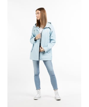 Voor natuurliefhebbers, fietsers of hondenuitlaters is een regenjack elementair. Wat goed dat myMo ook een jas in het repertoire heeft die ideale regenbescherming biedt. Het gecoate materiaal is wind- en waterdicht en is bestand tegen alle weersomstandigheden. De licht getailleerde, halflange vorm biedt met de brede capuchon en glinsterende koorden extra bescherming tegen de regen. Ook de drukknoopsluiting over de ritssluiting en de schuine klepzakken optimaliseren de jas op het gebied van weersbestendigheid.