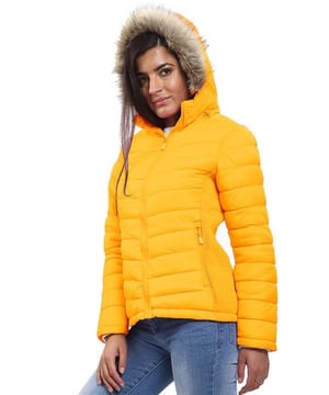 Maak kennis met het Kruze Dames Pufferjack, een perfecte mix van stijl, warmte en functionaliteit voor koud weer. Dit lichte jack heeft een volledige ritssluiting voor gemakkelijk dragen en is voorzien van een afneembare capuchon met luxe imitatiebontkraag, die een vleugje verfijning toevoegt aan je winterlook. Handige details zoals zijzakken met ritssluiting bieden veilige opbergruimte voor je essentials, terwijl de geribde, geplooide stretch zijpanelen een flexibele pasvorm bieden die met je meebeweegt. Met het veelzijdige ontwerp en de hoogwaardige materialen houdt deze puffer je warm en stijlvol, zelfs op de koudste dagen.