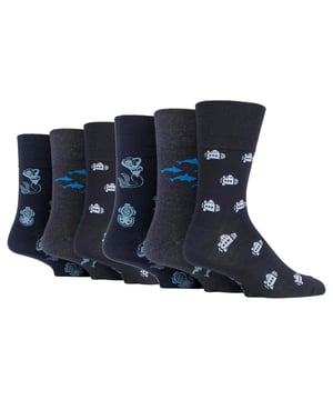 Als je wat plezier en kleur wilt toevoegen aan je garderobe, hoef je niet verder te zoeken dan de set van 6 sokken met patroon van Gentle Grip. Het pakket bevat 6 paar sokken met een keuze uit leuke en grappig patronen zoals: Deep Sea, Dinosaurs, Highlands en meer! Deze sokken hebben de Gentle Grip Honeycomb Top die de bloedsomloop bevordert, waardoor ze extreem comfortabel zijn om te dragen. dragen, vooral als u worstelt met problemen met de bloedsomloop, gezwollen benen, enkels en voeten. Ze zijn met zorg ontworpen zodat ze jarenlang meegaan. Deze NIEUWE collectie ontwerpen is net zo goed als ze voelen, gemaakt van zacht en comfortabel katoenrijk garen. Help je voeten geurloos te houden. Alle SockShop Gentle Grip-sokken zijn gemaakt om voor je benen te zorgen, comfortabel gevormd naar hun natuurlijke contouren zonder een van deze vernauwingsringen achter te laten. Met de zachte grip helpen sokken zonder elastiek bovenkantpen die niet vallen tijdens het dragen voorkomen restrictie- en drukhotspots. De tenen met platte naden voor extra draagbaarheid zorgen ervoor dat je voeten de hele dag comfortabel blijven, of je nu de stad in gaat of gewoon lekker thuis ontspant. Dit zijn Een maat heren: 39-45 EU, kom in 4 geweldige patronen en zijn een set van 6 paar. Ze zijn gemaakt van: 76% katoen, 19% polyester, 3% nylon, 2% elastaan ​​en zijn machinewasbaar.