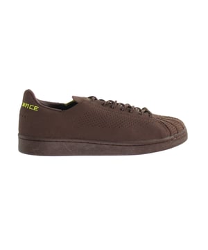 Een gebreide versie van de adidas Superstar schoen ontworpen met Pharrell Williams. Wat als je alleen maar trouw aan jezelf hoeft te zijn om de wereld te veranderen? Trek deze adidas Superstar Primeknit schoenen aan en probeer het eens. Gemaakt in samenwerking met Pharrell Williams, updaten ze een iconische basketbalsneaker voor de wereld van vandaag. Het gestroomlijnde ontwerp en het ondersteunende gebreide bovenwerk houden alles comfortabel zodat jij je kunt blijven concentreren op je weg voorwaarts.