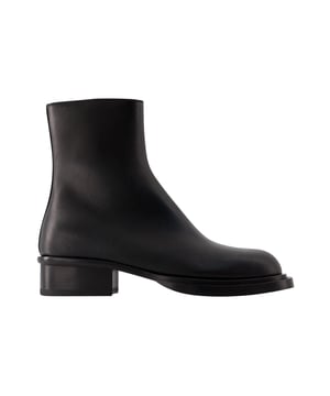 Colour : BLANC - Black. Main material: smooth calfskin. Sole: rubber. Lining material: leather. Closure: side zip. Toe shape: round. Fit: true to size - Sizing European.