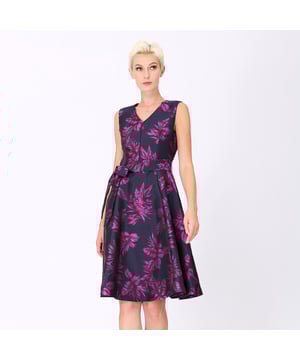 Een jurk die je silhouet benadrukt met glamour en elegantie. Gesproken lijfje, aantrekkelijke V -halslijn maar fatsoenlijke, brede stofgordel die de taille en royaal wijd uitlopende rok onderstreept. Volledig bekleed met satijnen stof, gesneden in een brokaatstof met "tropisch" patroon. Een cocktailitem om te exposeren tijdens je volgende avond of feest.
 
Productdetails:
 • Formulier: fit-and-flare
 • Lengte: 101 cm
 • Zonder mouwen
 • V kraag
 • Invisible Zipper Center Back
 • Toegevoegd riem