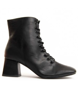 Damen-Stiefeletten. Bequeme Passform. Hergestellt aus veganen Materialien. Hergestellt von anderen Marken für unsere Marke. Ungefähre Maße: 6 cm hoher Absatz, 13 cm hoher Schaft und 10 cm breiter Schaft.