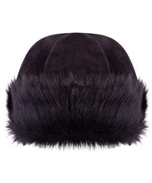 Hecho a mano y obtenido de piel de oveja Toscana sostenible, el sombrero es perfecto para mantener tu cabeza cómoda y acogedora mientras las estaciones frías y las temperaturas caen en picado. Garantizado para mantenerte cálido. 100% piel de oveja Toscana: el interior y el exterior son de una sola pieza; no están laminados. El exterior tiene un acabado de gamuza aplicado. Como se trata de piel de oveja genuina, varían en estructura y tono: esto se considera como una característica y no un defecto. El sombrero se puede usar reversible para que la piel de oveja quede en el exterior. Estamos muy orgullosos de nuestra gama de productos de piel de oveja de alta calidad, seleccionando solo pieles de la más alta calidad. Todos nuestros sombreros de piel de oveja están cuidadosamente hechos a mano y cosidos para garantizar que te mantengan abrigado durante muchos años.